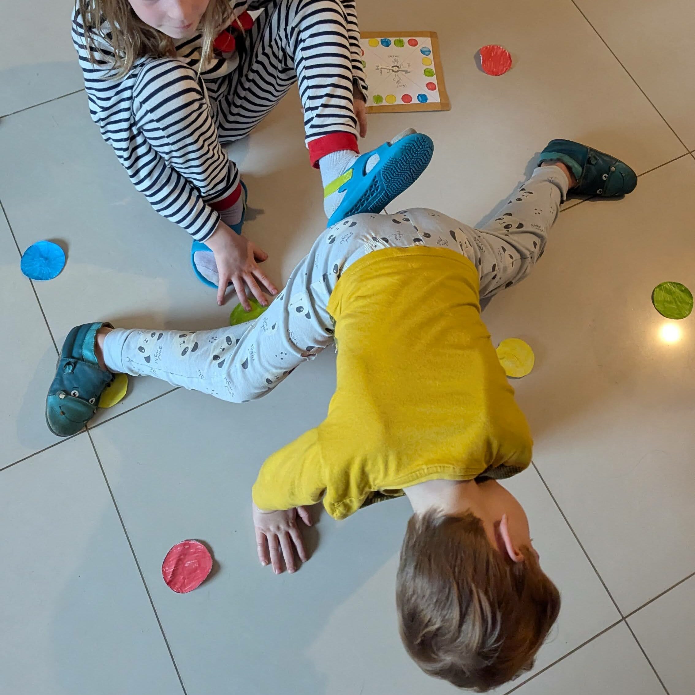 Photo de deux enfants jouant au twister