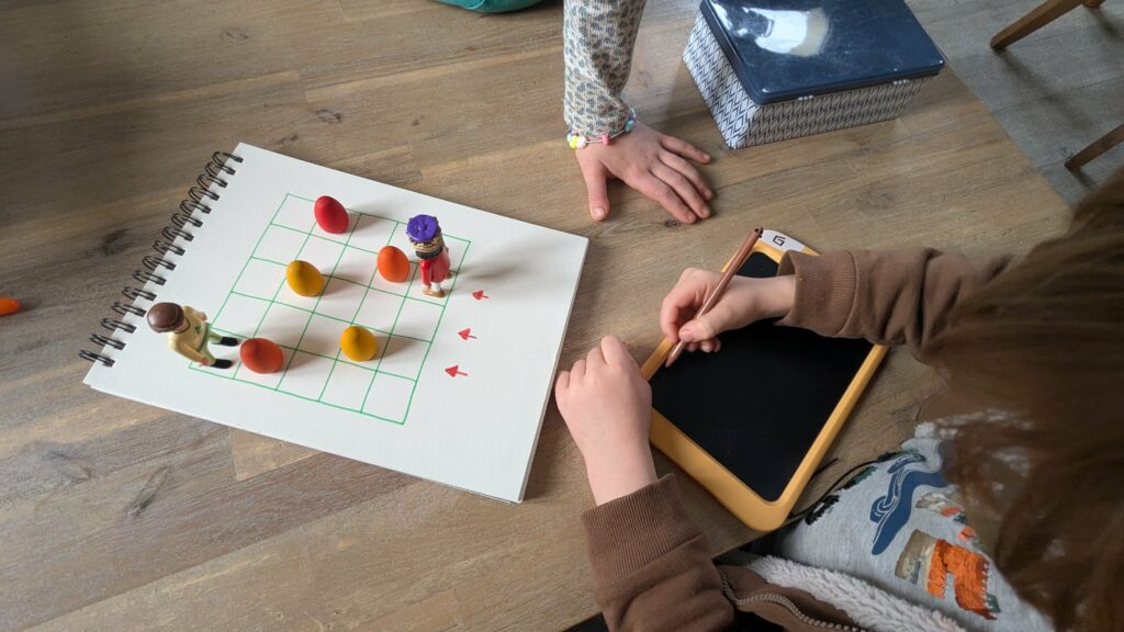 Photo de deux enfants réalisant l'activité ensemble