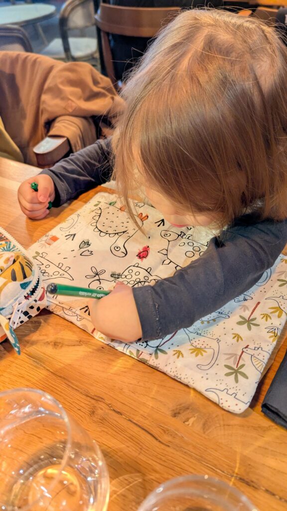 enfant et cahier de coloriage lavable