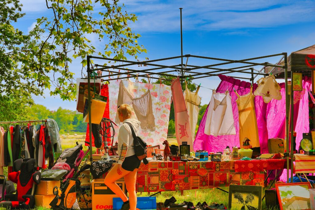 femme qui marche dans un vide grenier